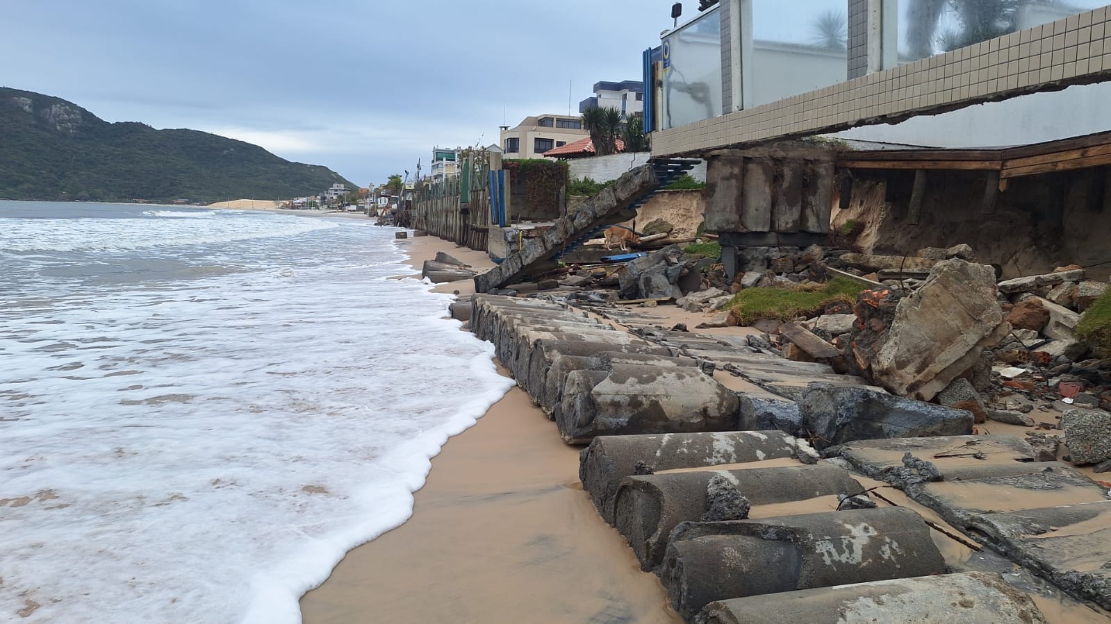 Praia em SC: por que o mar voltou a avançar, mesmo após o alargamento da faixa de areia